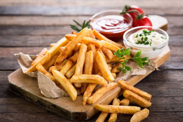 portion-tomatoes-french-fries-wood-min (1)